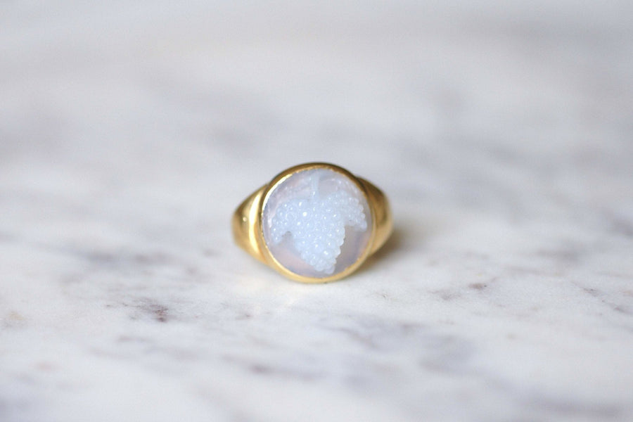 Antique style gold and chalcedony grape cameo ring - Galerie Pénélope