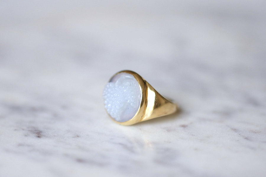 Antique style gold and chalcedony grape cameo ring - Galerie Pénélope