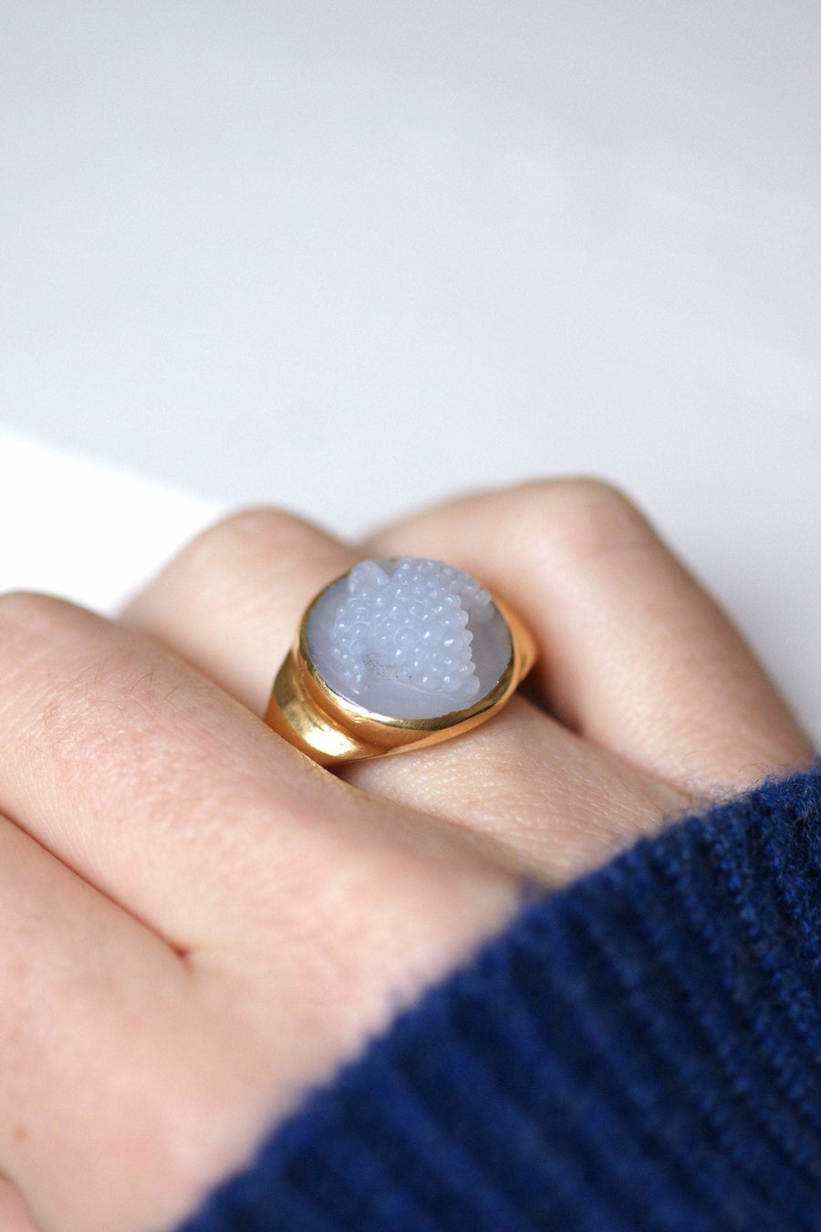 Antique style gold and chalcedony grape cameo ring - Galerie Pénélope