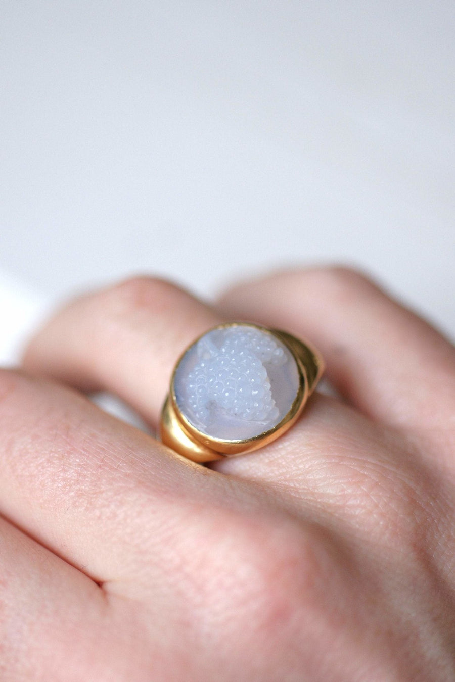 Antique style gold and chalcedony grape cameo ring - Galerie Pénélope