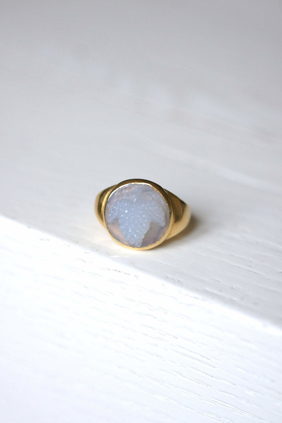 Antique style gold and chalcedony grape cameo ring - Galerie Pénélope