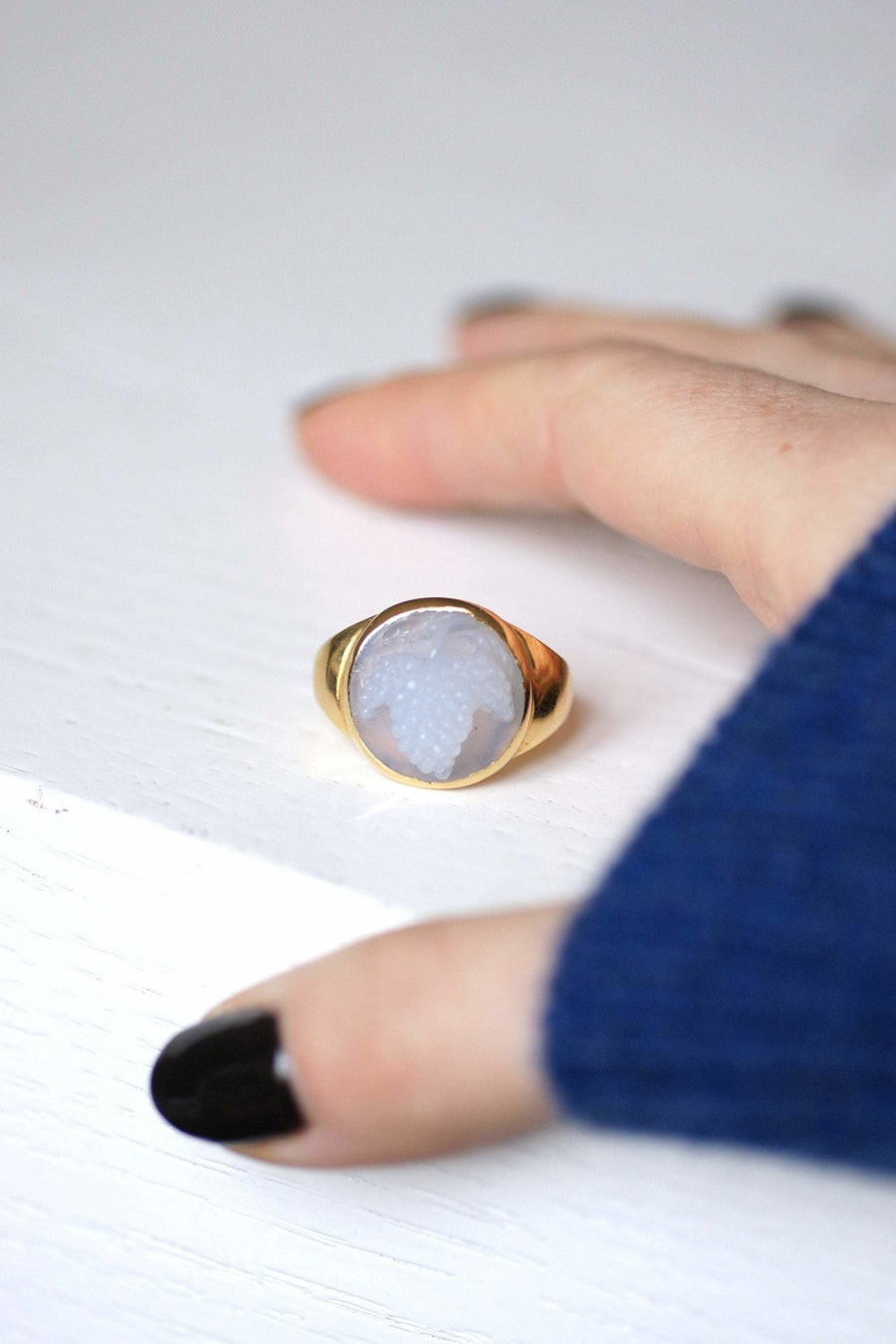 Antique style gold and chalcedony grape cameo ring - Galerie Pénélope
