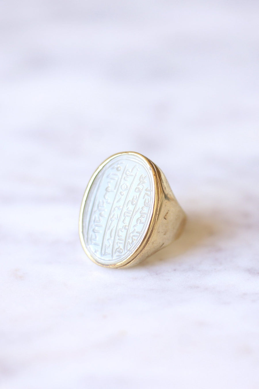 Antique gold and chalcedony talisman ring engraved with an oriental intaglio - Galerie Pénélope