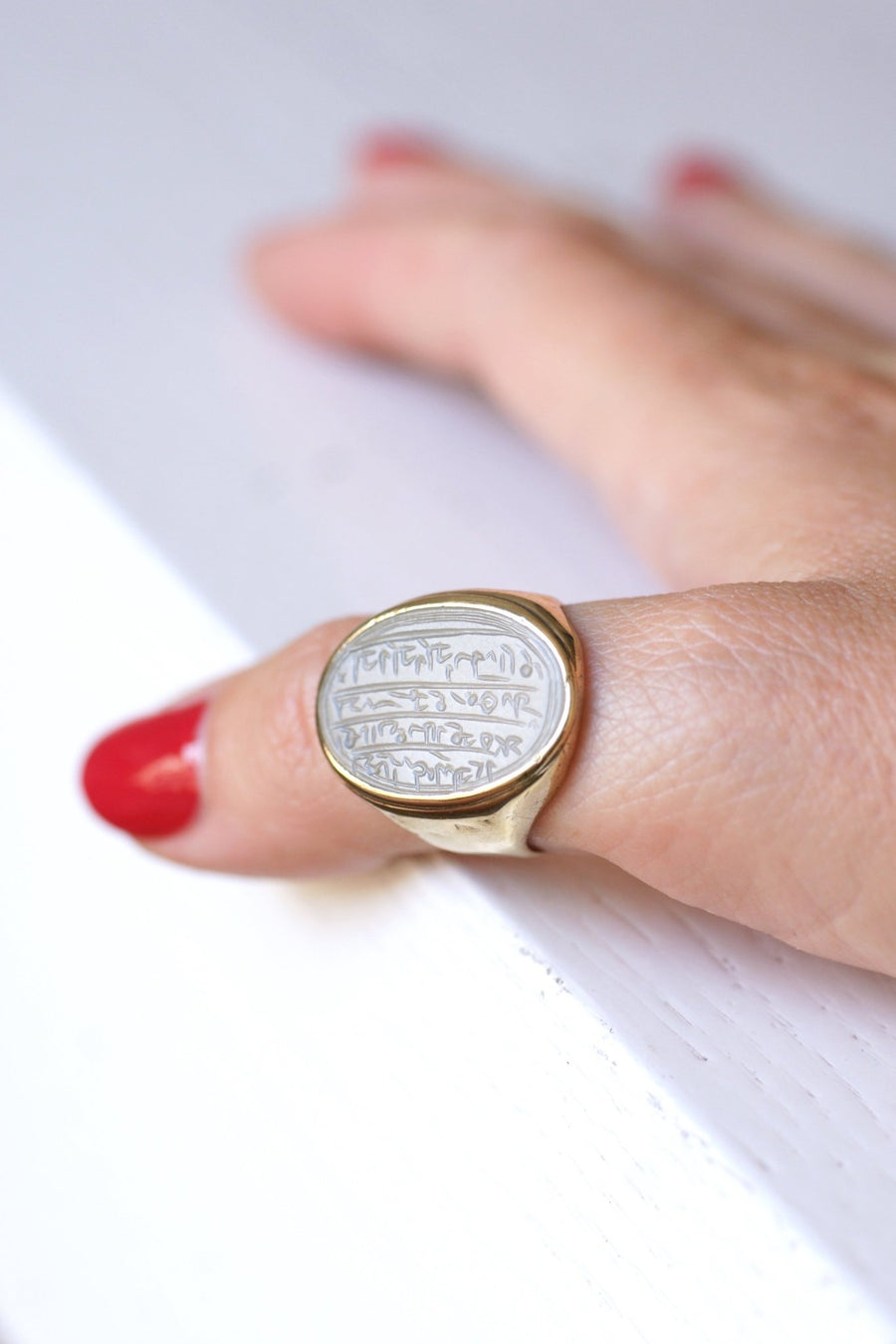 Antique gold and chalcedony talisman ring engraved with an oriental intaglio - Galerie Pénélope