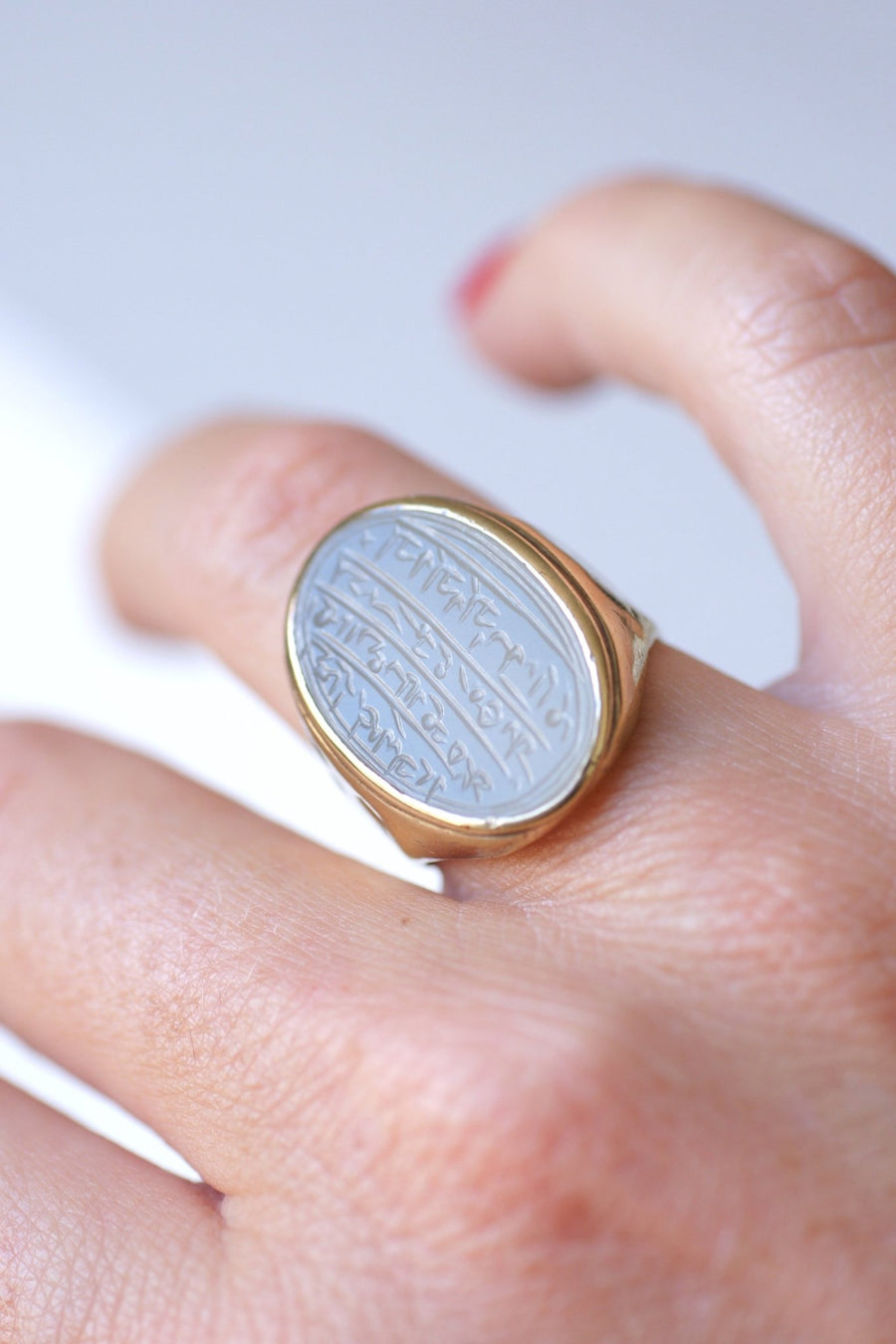 Antique gold and chalcedony talisman ring engraved with an oriental intaglio - Galerie Pénélope