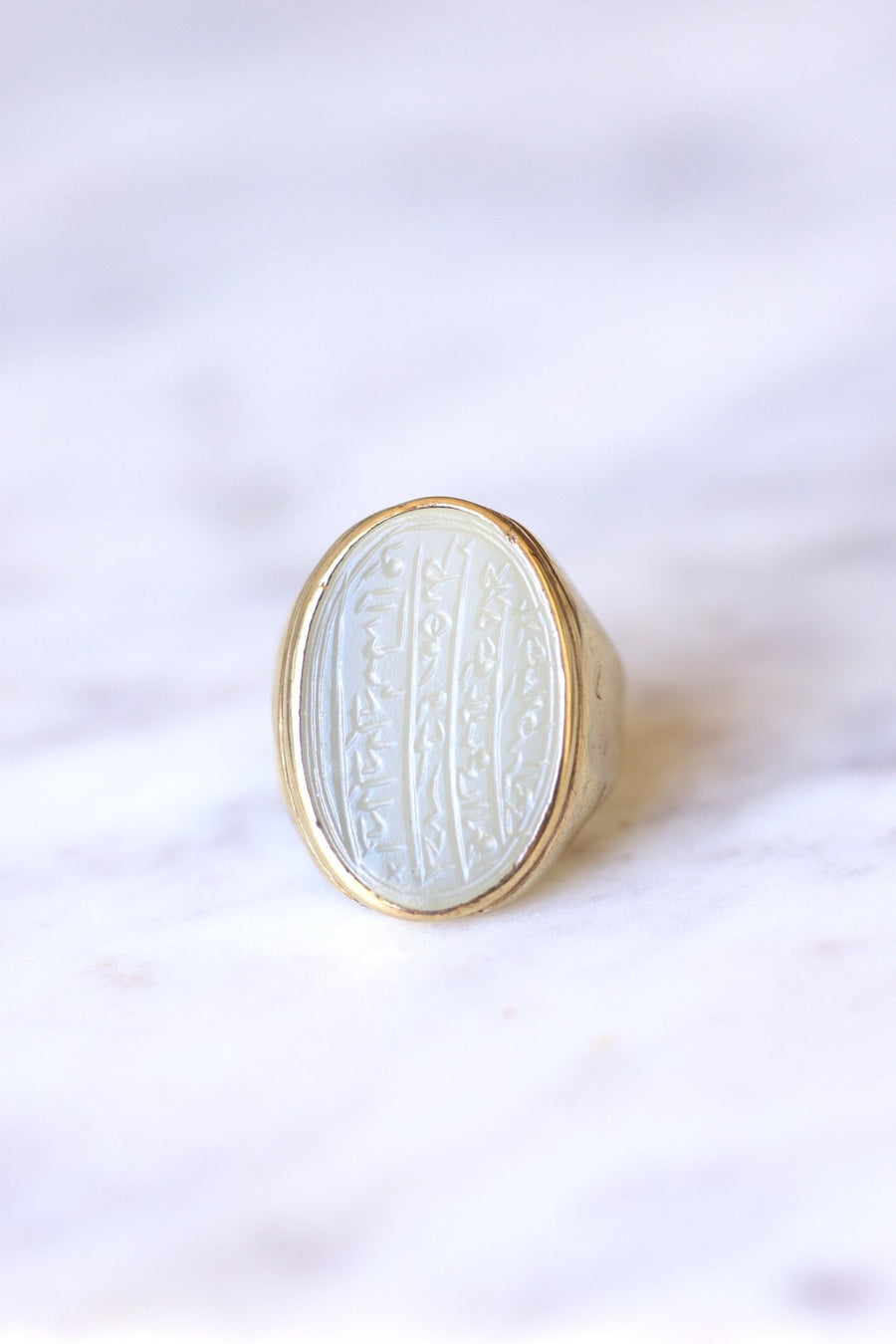Antique gold and chalcedony talisman ring engraved with an oriental intaglio - Galerie Pénélope