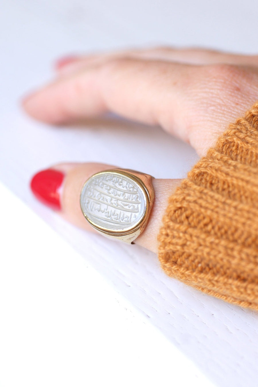 Antique gold and chalcedony talisman ring engraved with an oriental intaglio - Galerie Pénélope