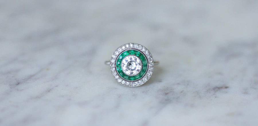 Halo diamond and calibrated emerald target ring - Galerie Pénélope