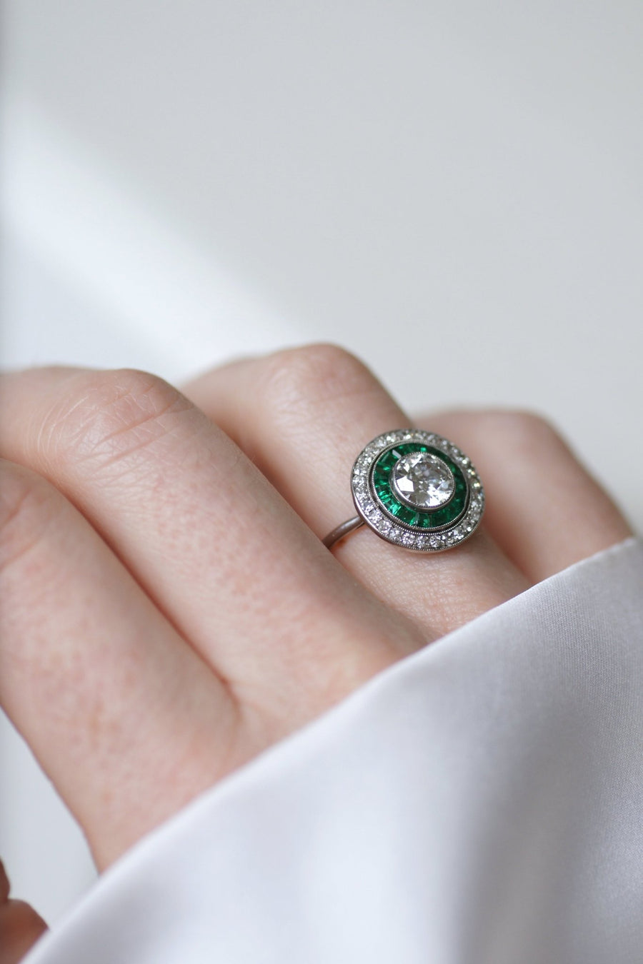 Halo diamond and calibrated emerald target ring - Galerie Pénélope