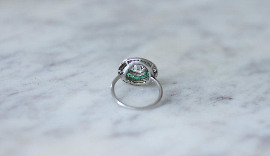 Halo diamond and calibrated emerald target ring - Galerie Pénélope