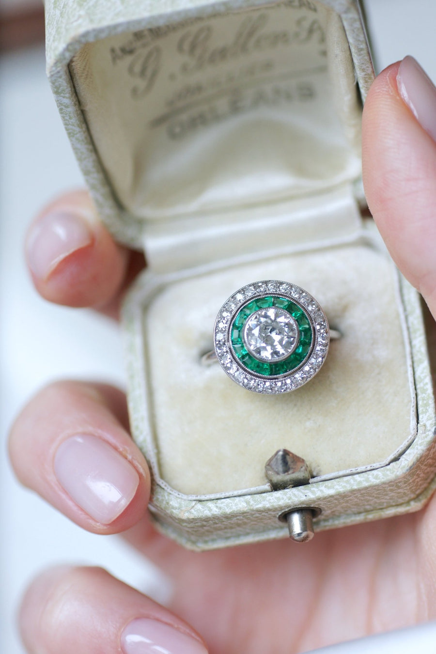 Halo diamond and calibrated emerald target ring - Galerie Pénélope