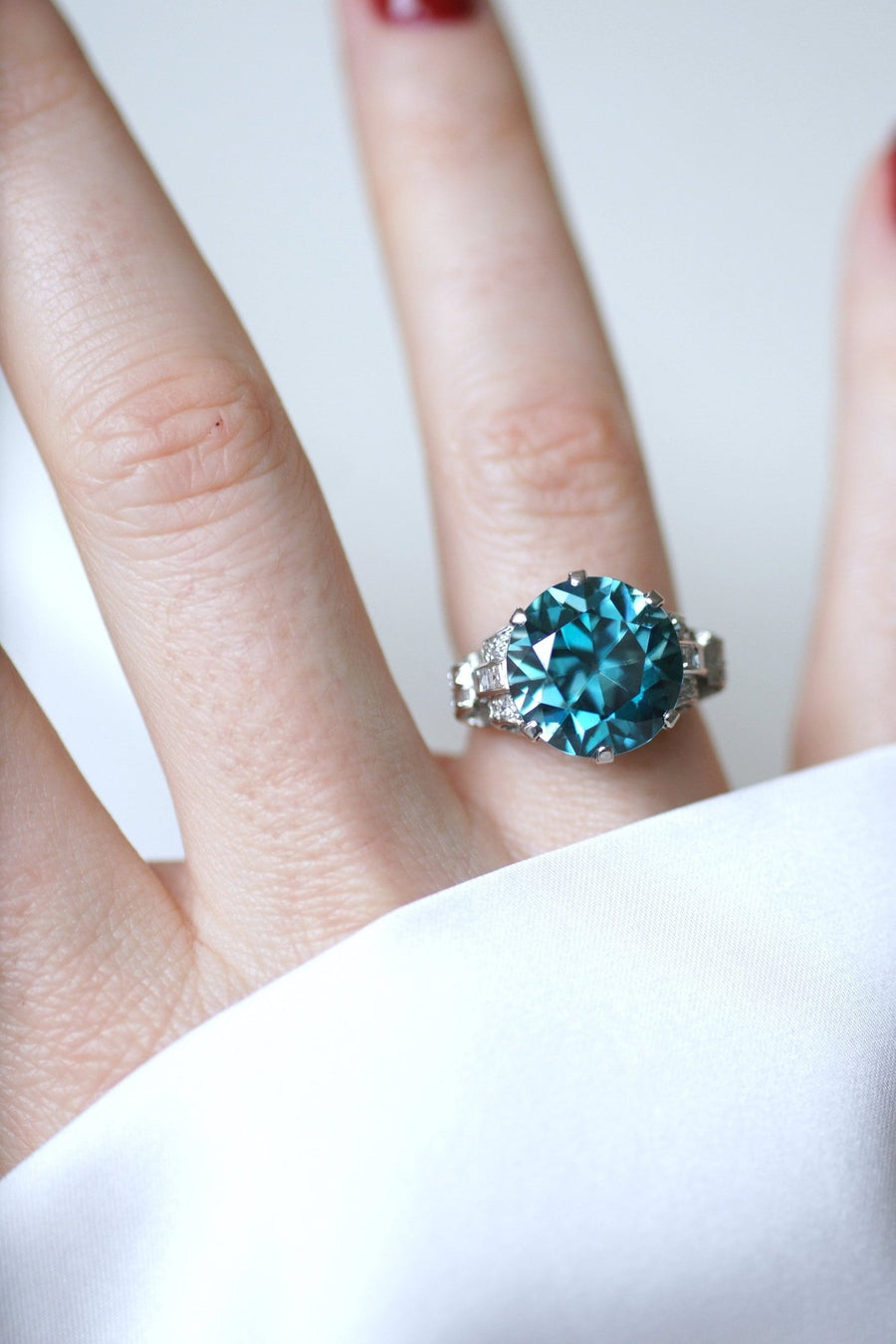 Blue zirconia and diamonds on platinum Cocktail ring - Galerie Pénélope