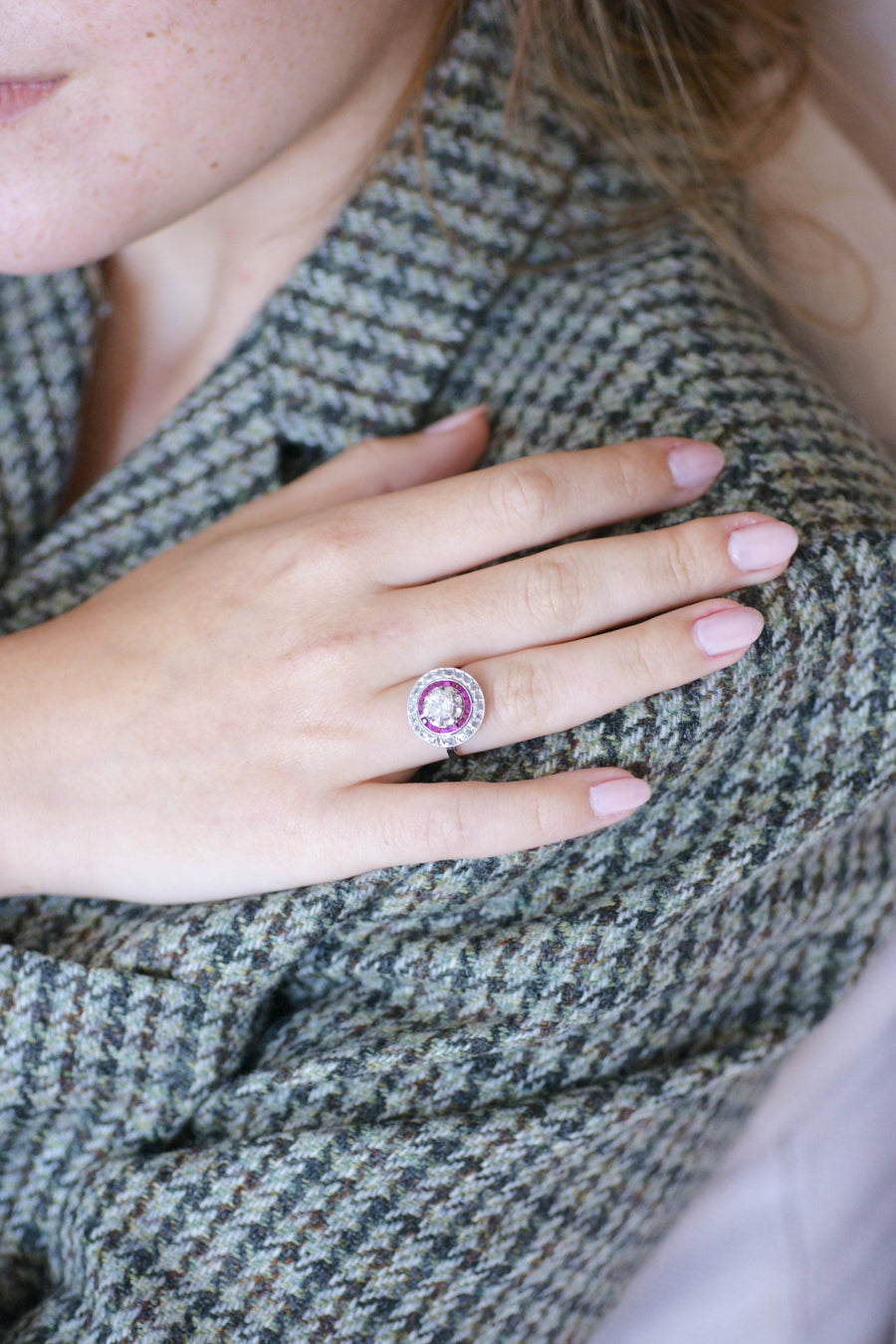 Art Deco engagement ring in platinum and white gold, diamond surrounded by ruby - Galerie Pénélope