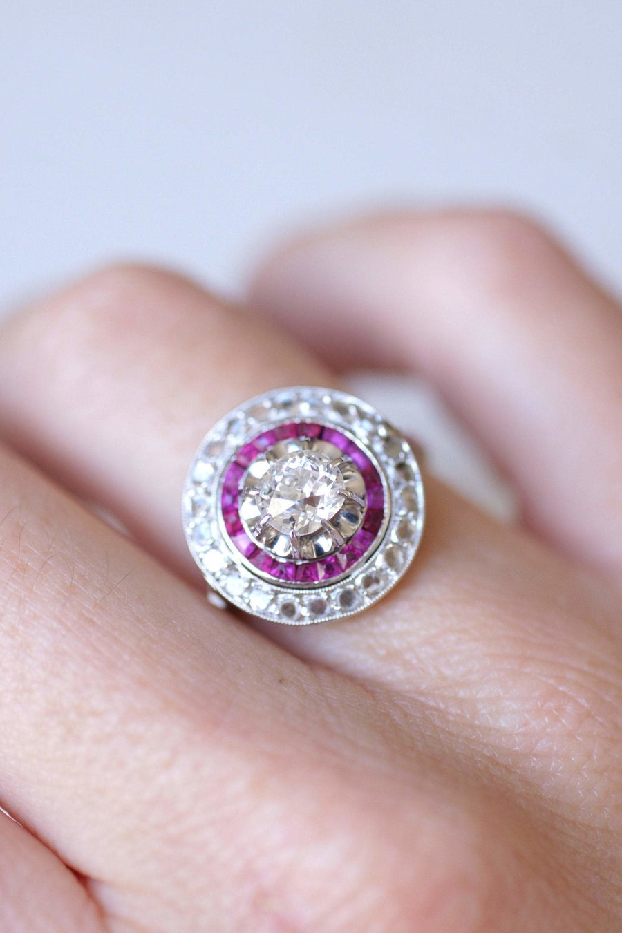 Art Deco engagement ring in platinum and white gold, diamond surrounded by ruby - Galerie Pénélope