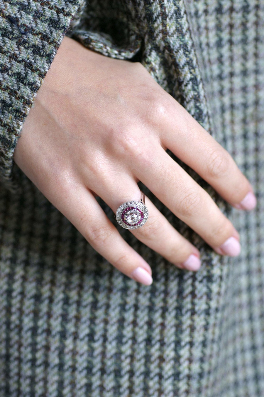 Art Deco engagement ring in platinum and white gold, diamond surrounded by ruby - Galerie Pénélope