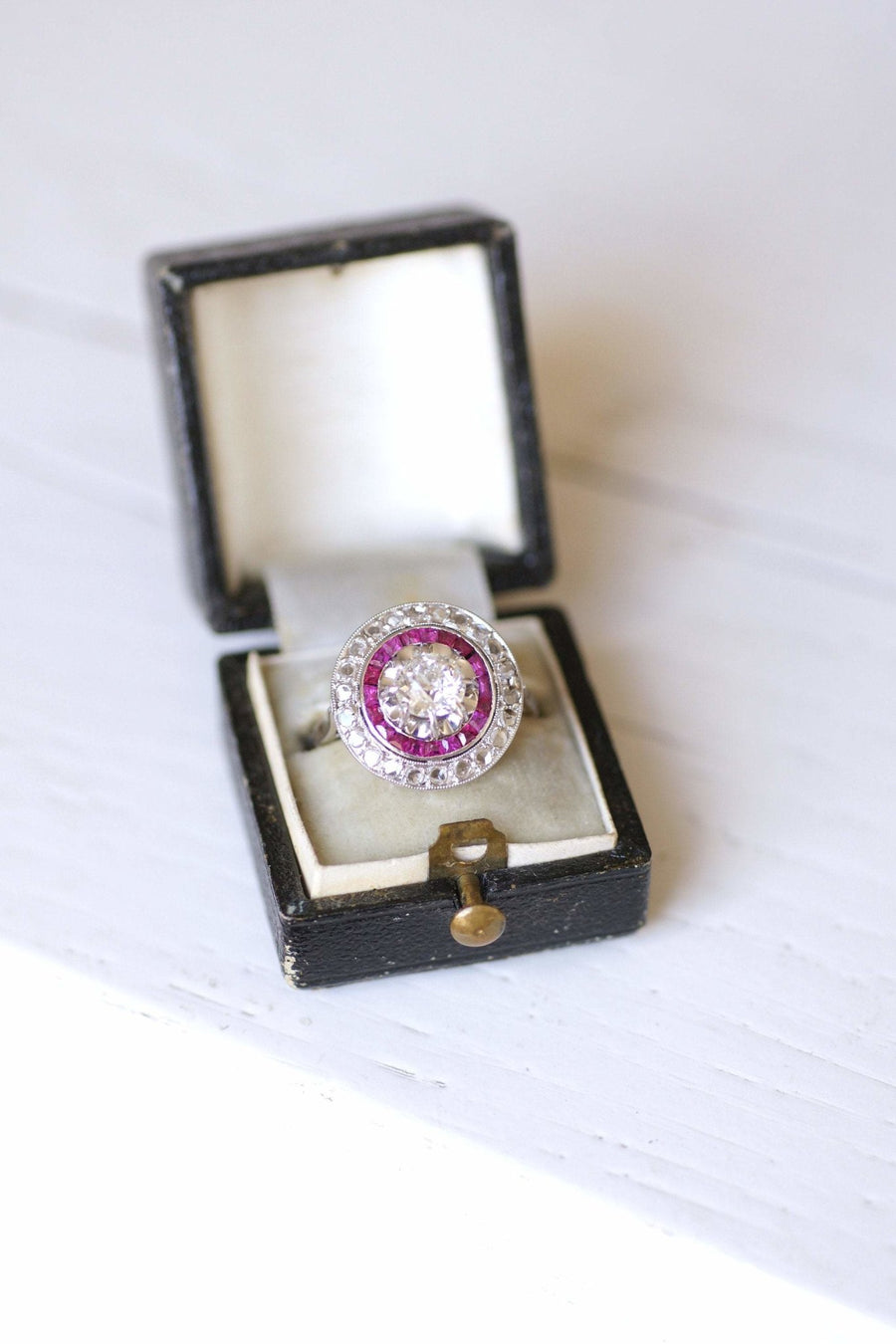 Art Deco engagement ring in platinum and white gold, diamond surrounded by ruby - Galerie Pénélope