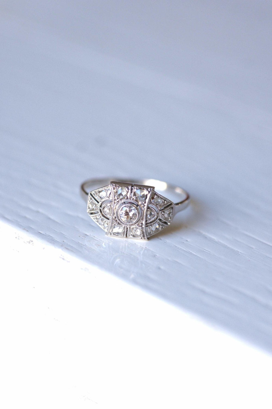 Art Deco platinum, white gold and diamonds engagement ring - Galerie Pénélope