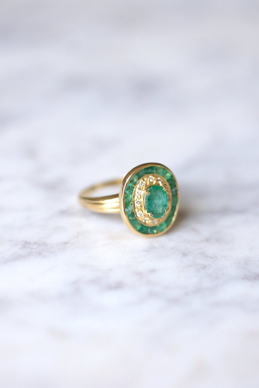 Emerald engagement ring surrounded by diamonds on yellow gold - Galerie Pénélope