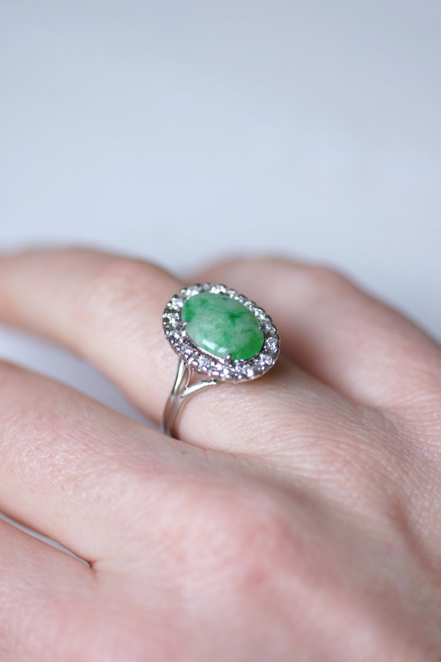 Jade engagement ring surrounded by diamonds on white gold - Galerie Pénélope