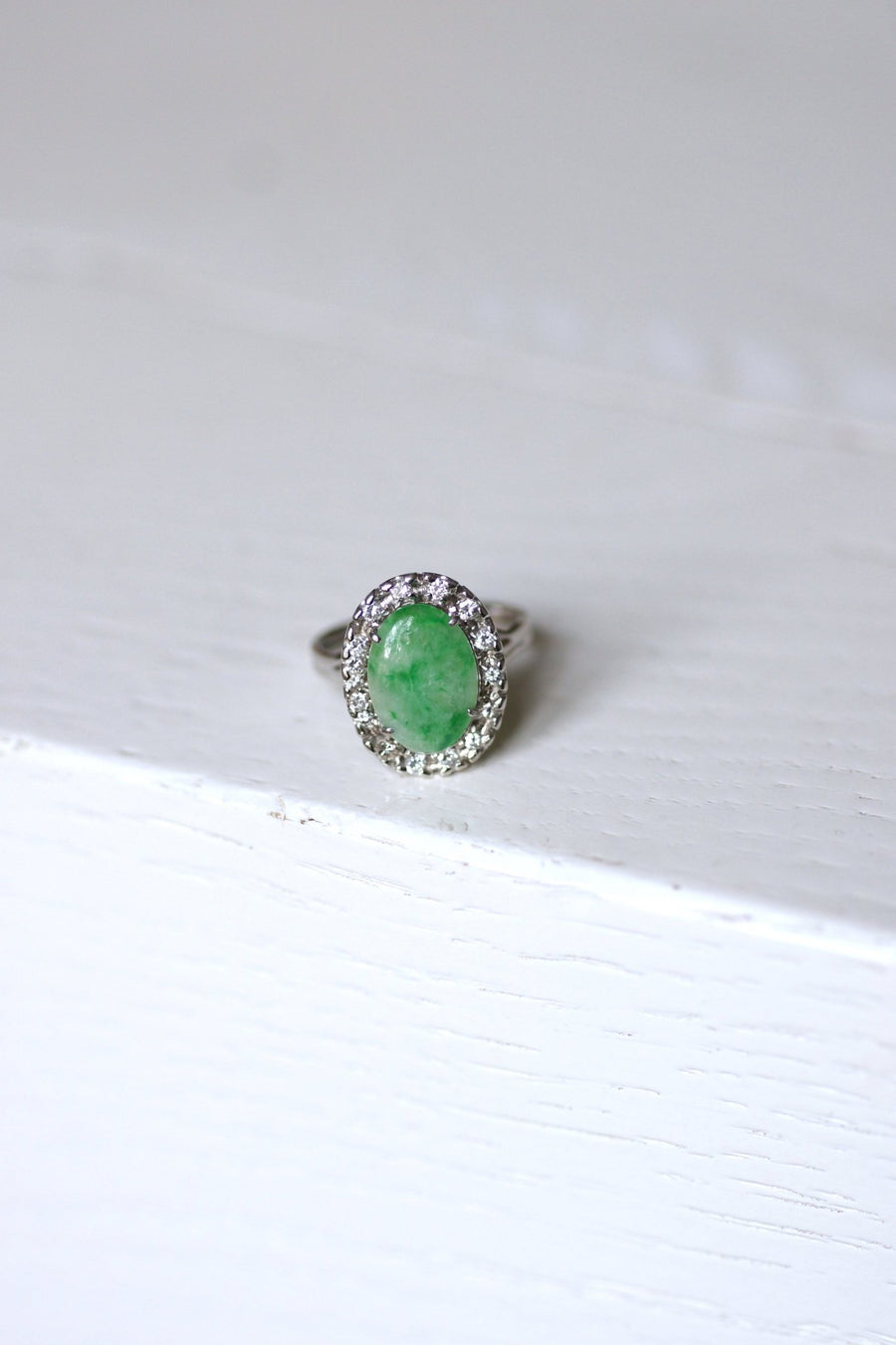 Jade engagement ring surrounded by diamonds on white gold - Galerie Pénélope