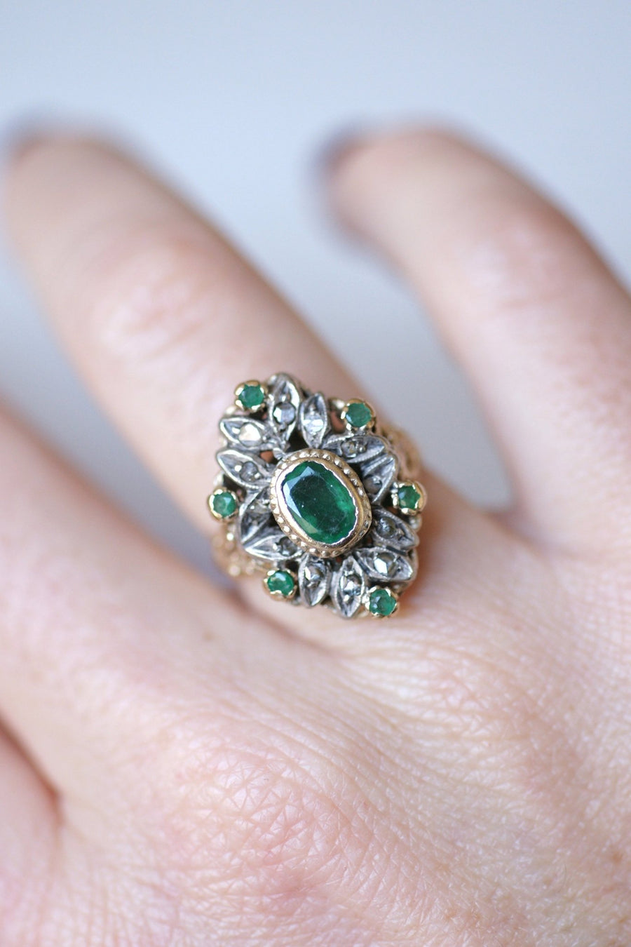 Victorian style emerald ring with diamonds on gold and silver - Galerie Pénélope