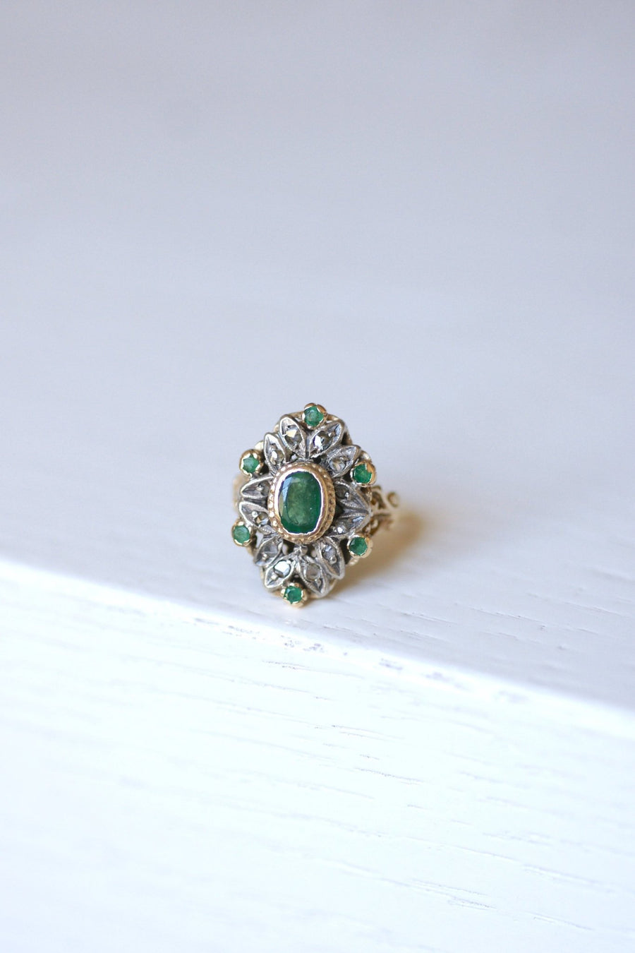 Victorian style emerald ring with diamonds on gold and silver - Galerie Pénélope