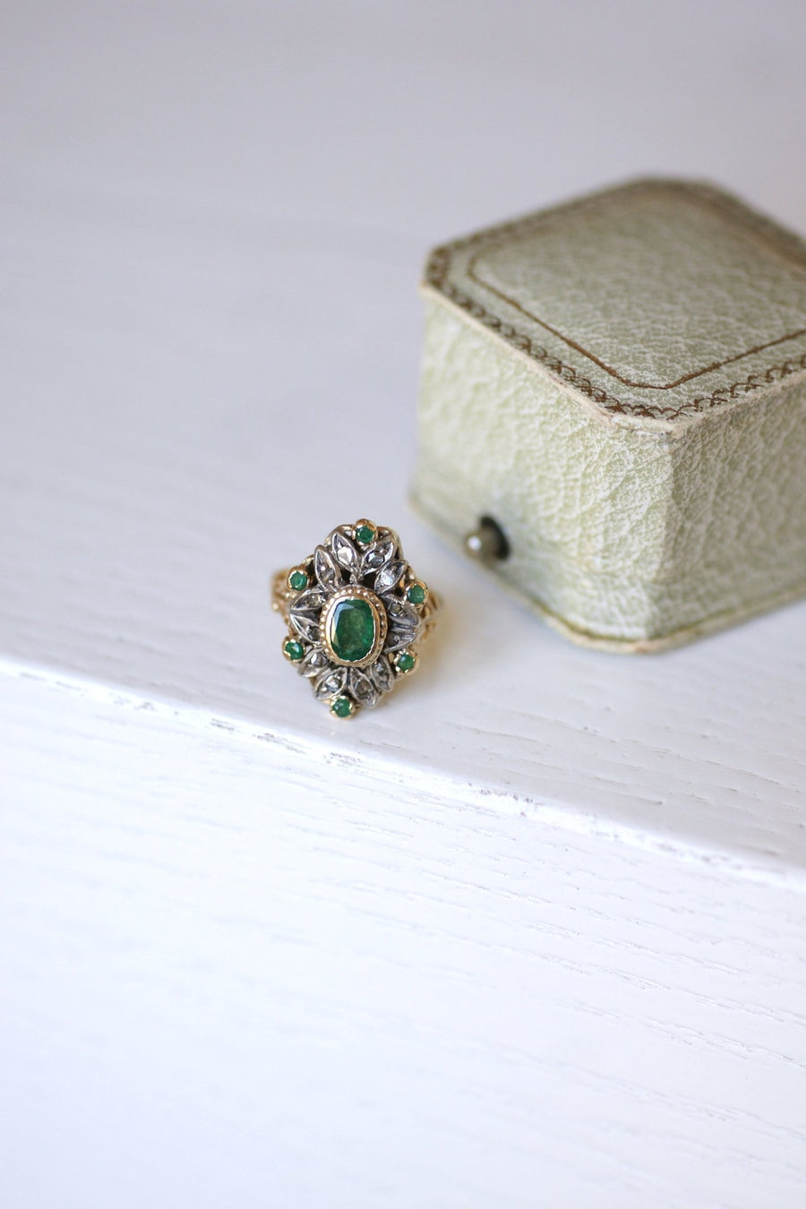 Victorian style emerald ring with diamonds on gold and silver - Galerie Pénélope