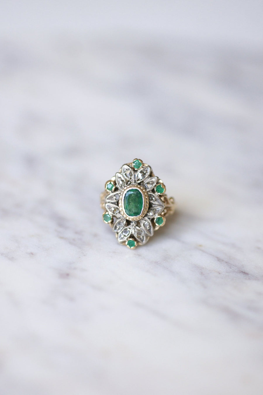 Victorian style emerald ring with diamonds on gold and silver - Galerie Pénélope