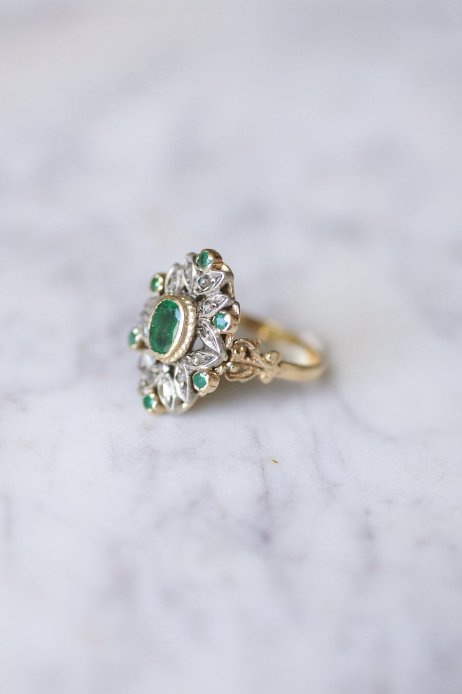 Victorian style emerald ring with diamonds on gold and silver - Galerie Pénélope