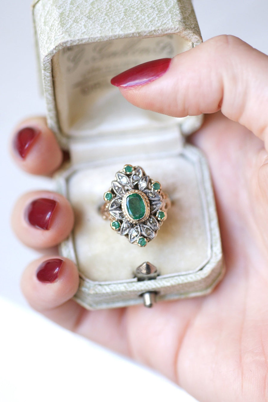 Victorian style emerald ring with diamonds on gold and silver - Galerie Pénélope