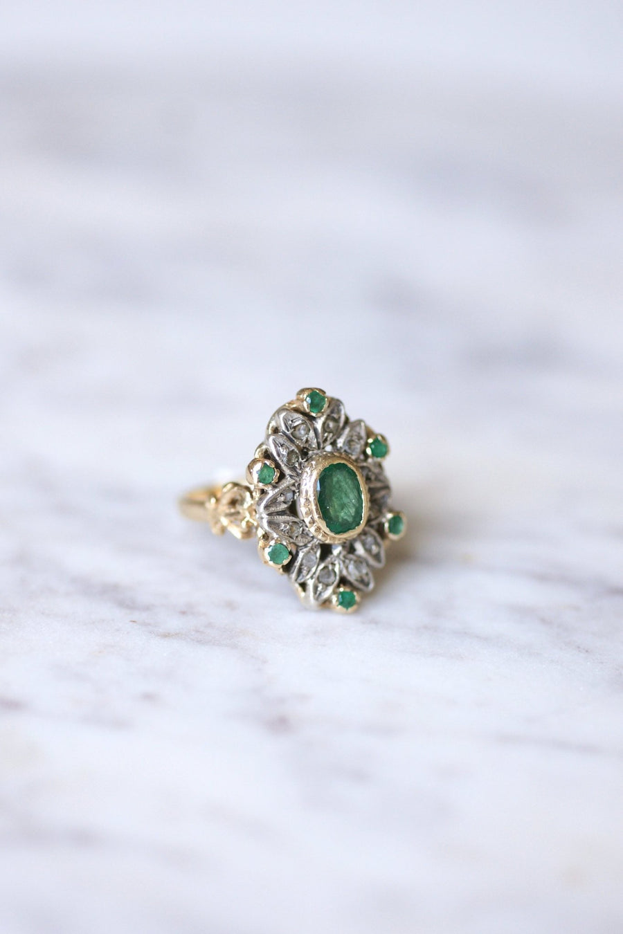Victorian style emerald ring with diamonds on gold and silver - Galerie Pénélope