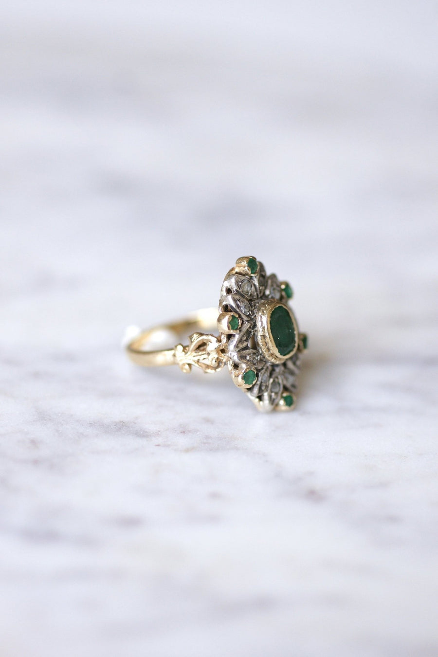 Victorian style emerald ring with diamonds on gold and silver - Galerie Pénélope