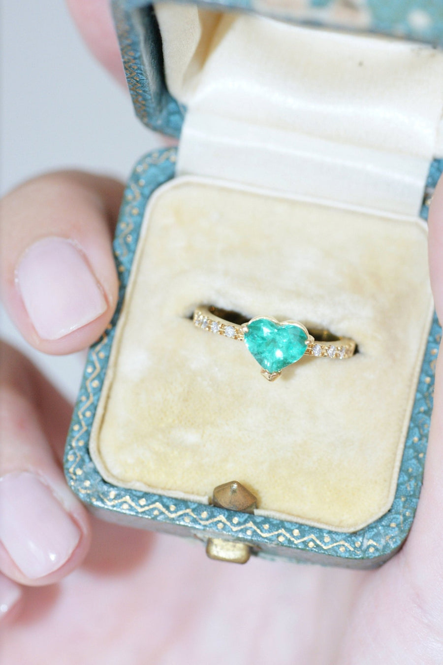 Vintage engagement ring, emerald heart and diamonds on yellow gold - Penelope Gallery