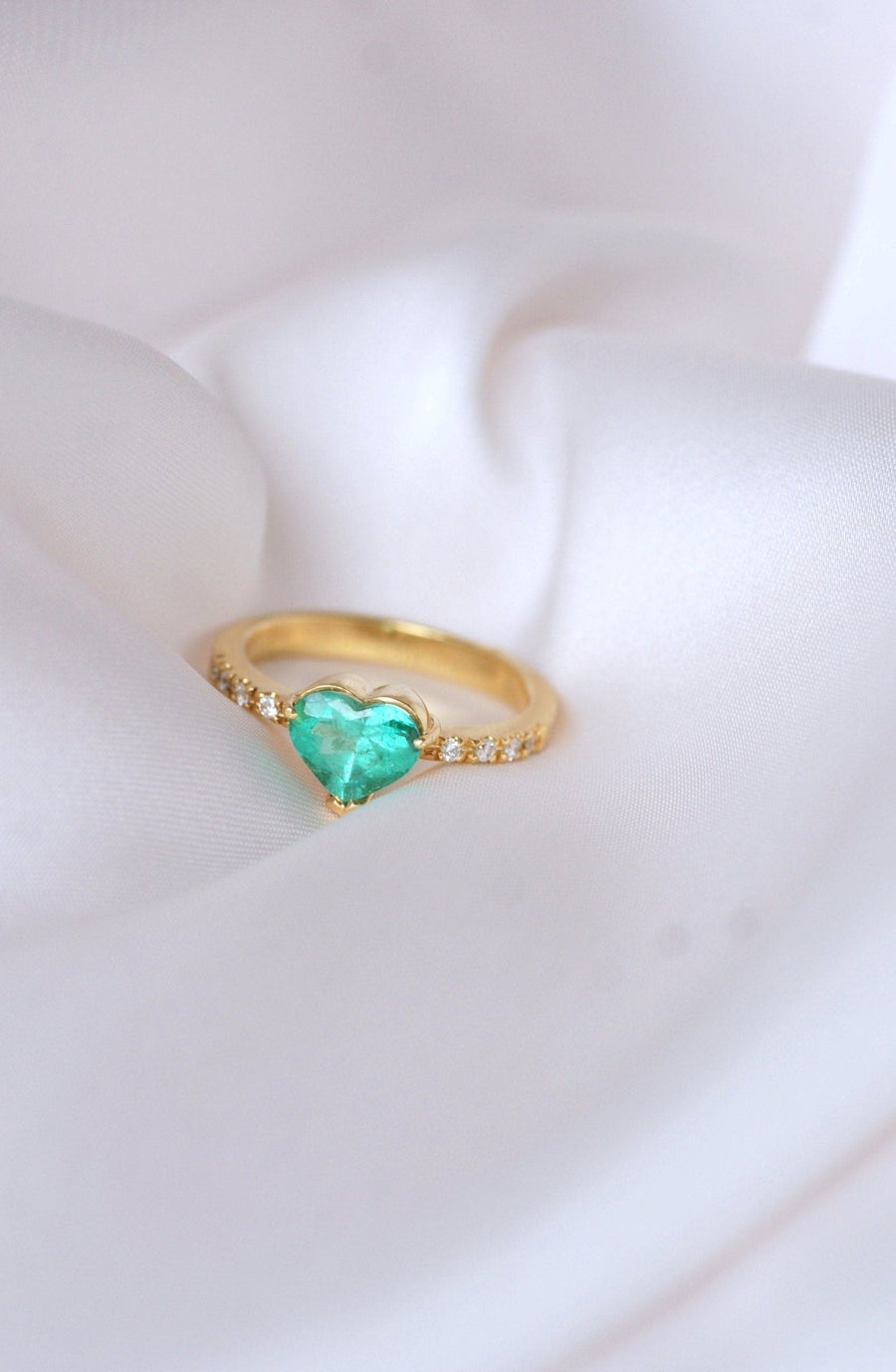 Vintage engagement ring, emerald heart and diamonds on yellow gold - Penelope Gallery