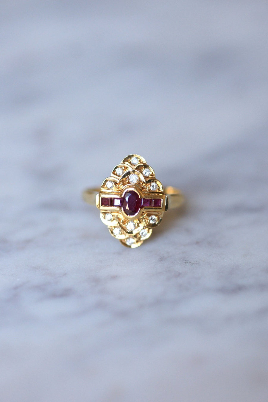 Vintage engagement ring ruby surrounded by diamonds on yellow gold - Galerie Pénélope