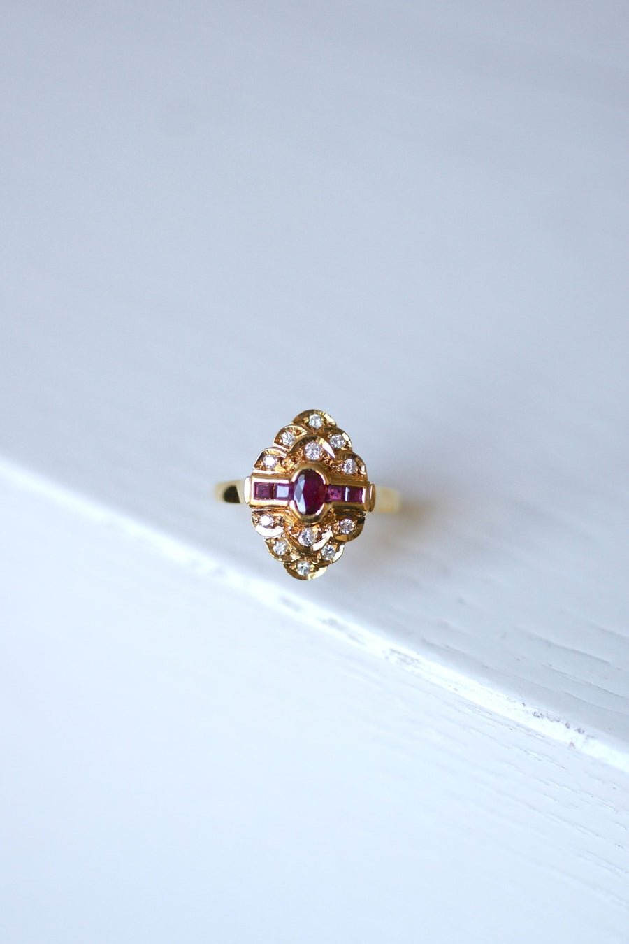 Vintage engagement ring ruby surrounded by diamonds on yellow gold - Galerie Pénélope