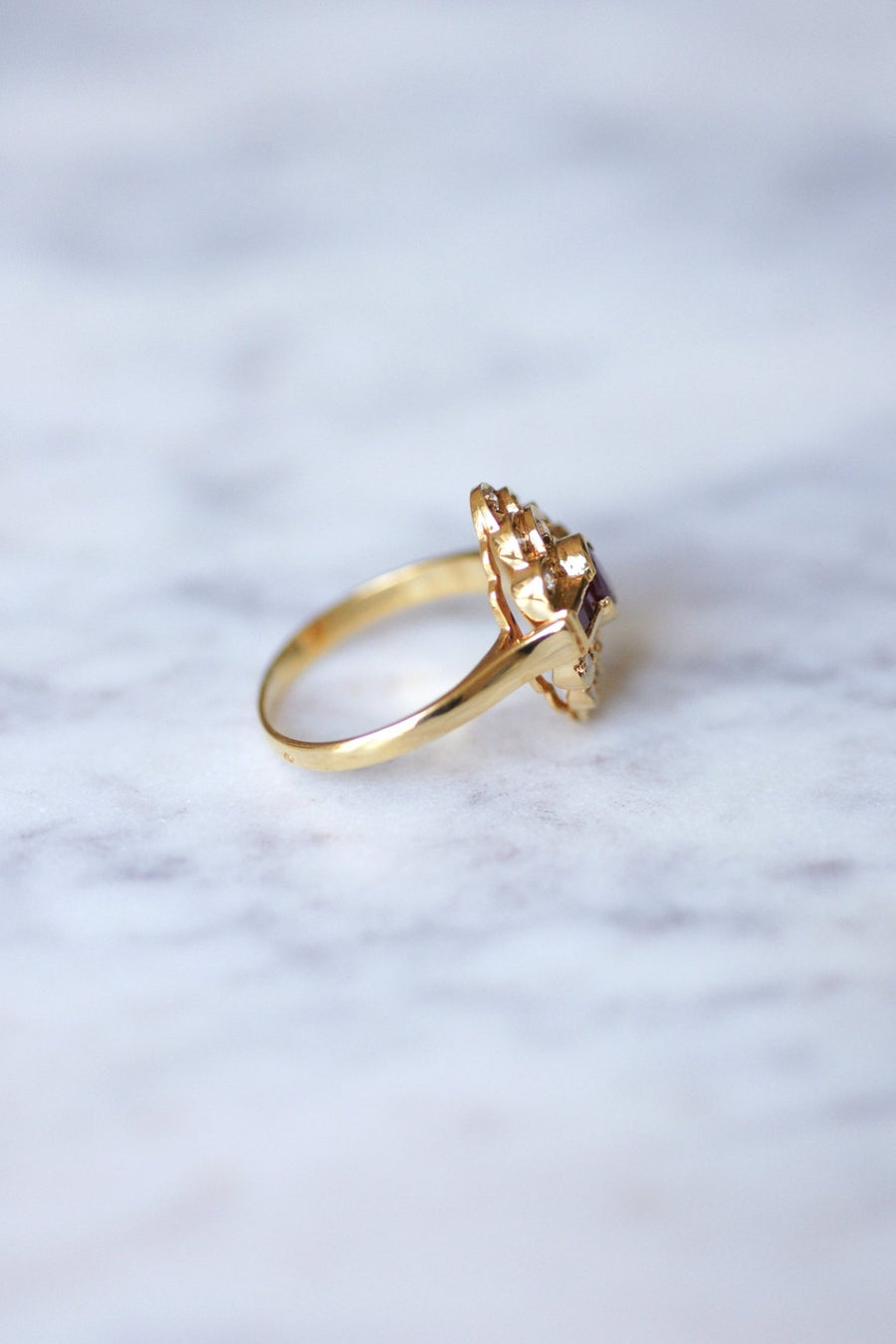 Vintage engagement ring ruby surrounded by diamonds on yellow gold - Galerie Pénélope