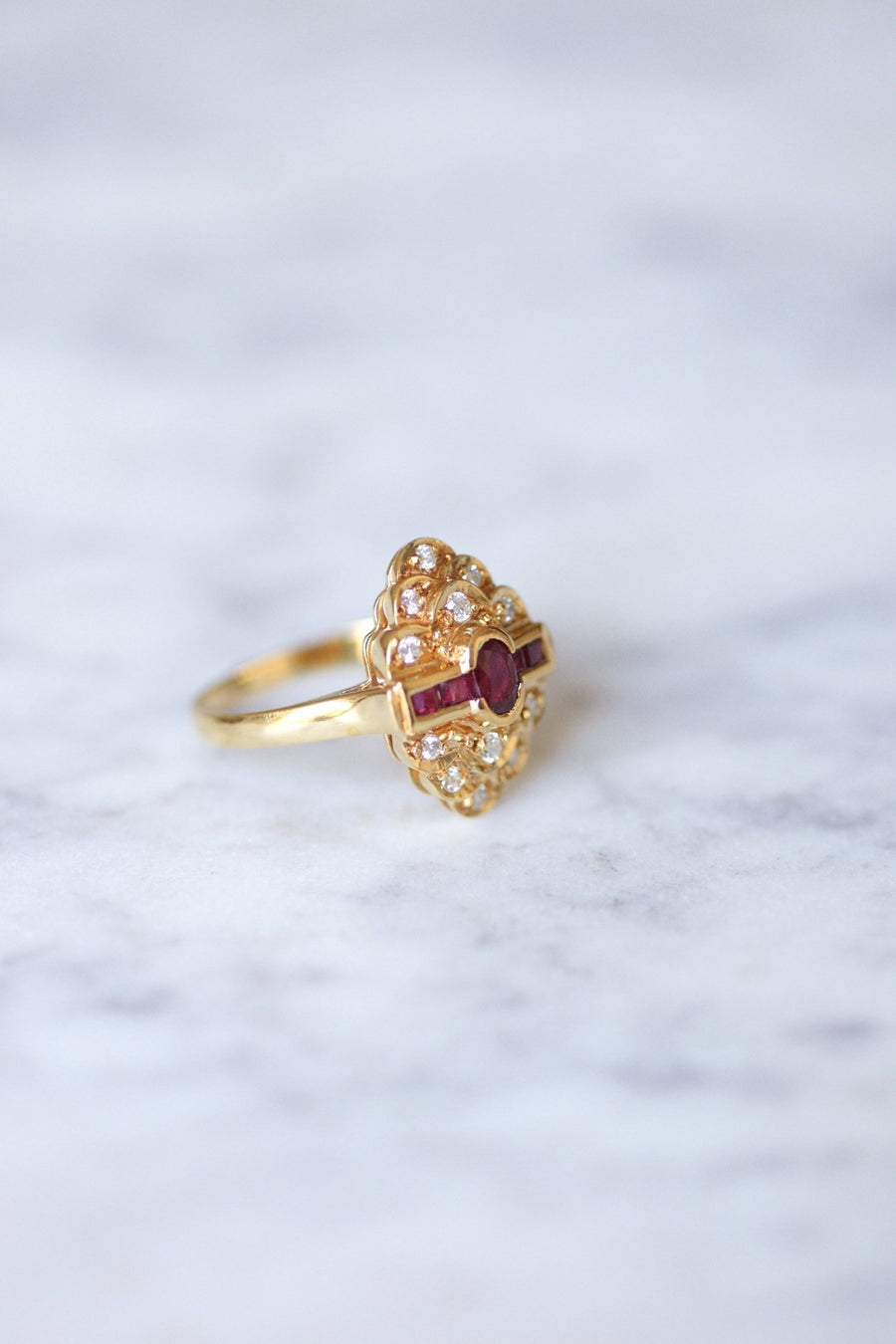 Vintage engagement ring ruby surrounded by diamonds on yellow gold - Galerie Pénélope
