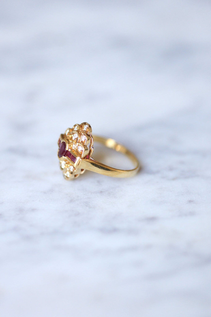 Vintage engagement ring ruby surrounded by diamonds on yellow gold - Galerie Pénélope