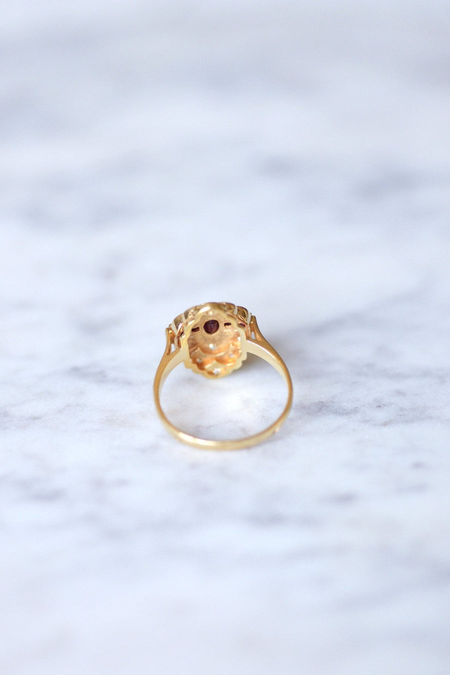 Vintage engagement ring ruby surrounded by diamonds on yellow gold - Galerie Pénélope