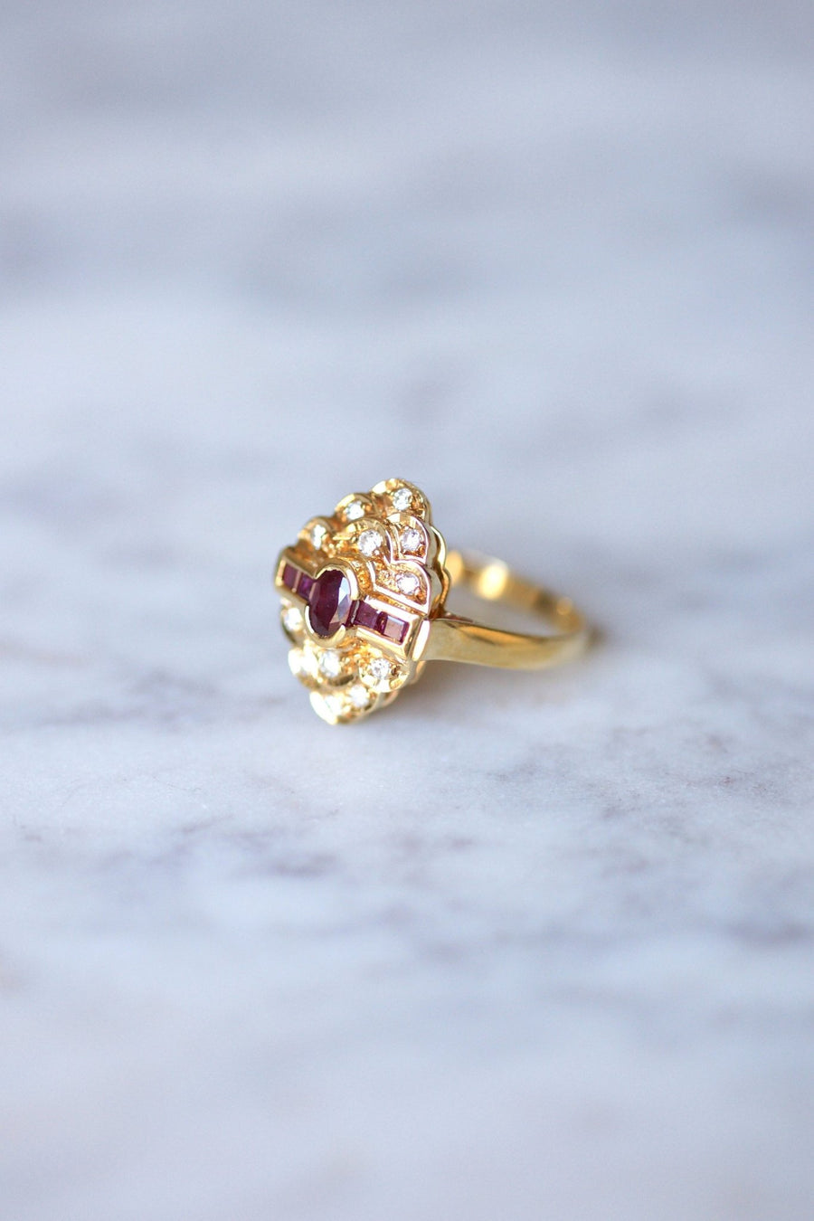 Vintage engagement ring ruby surrounded by diamonds on yellow gold - Galerie Pénélope