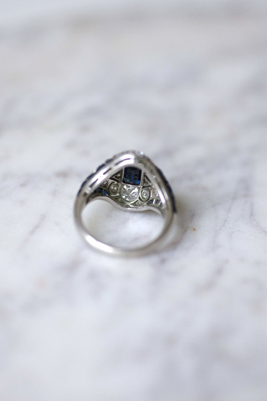 Art Deco platinum, sapphires and diamonds dome ring - Galerie Pénélope