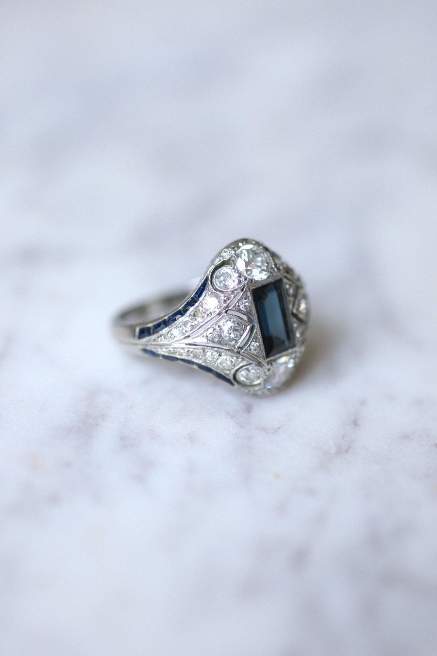 Art Deco platinum, sapphires and diamonds dome ring - Galerie Pénélope