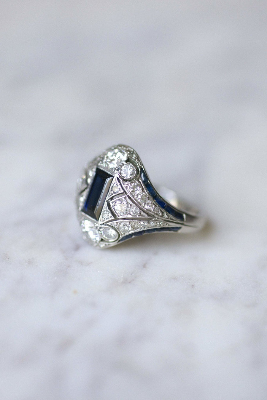 Art Deco platinum, sapphires and diamonds dome ring - Galerie Pénélope