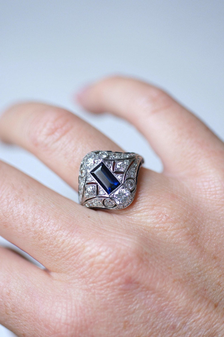 Art Deco platinum, sapphires and diamonds dome ring - Galerie Pénélope
