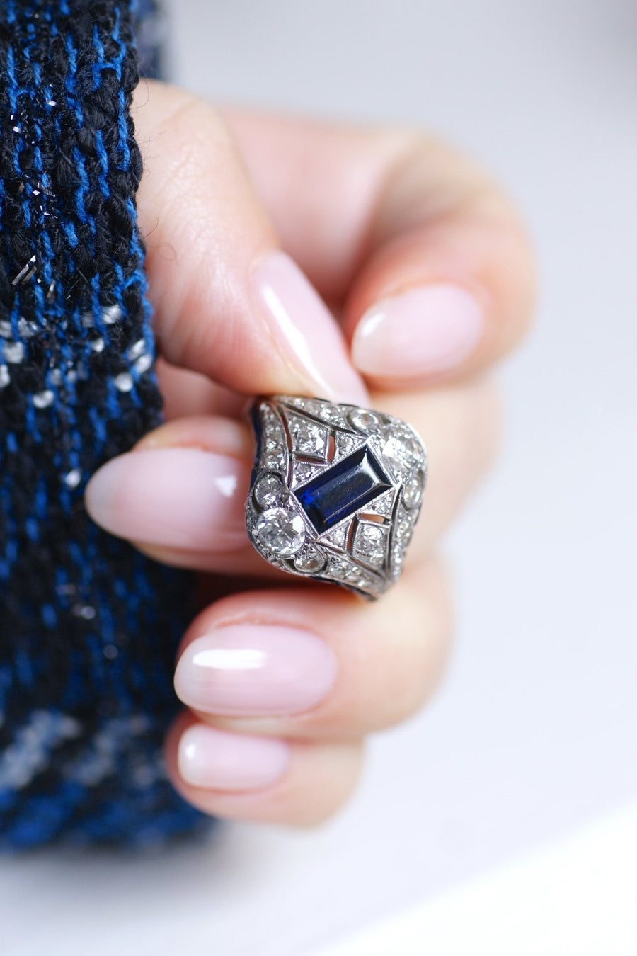 Art Deco platinum, sapphires and diamonds dome ring - Galerie Pénélope