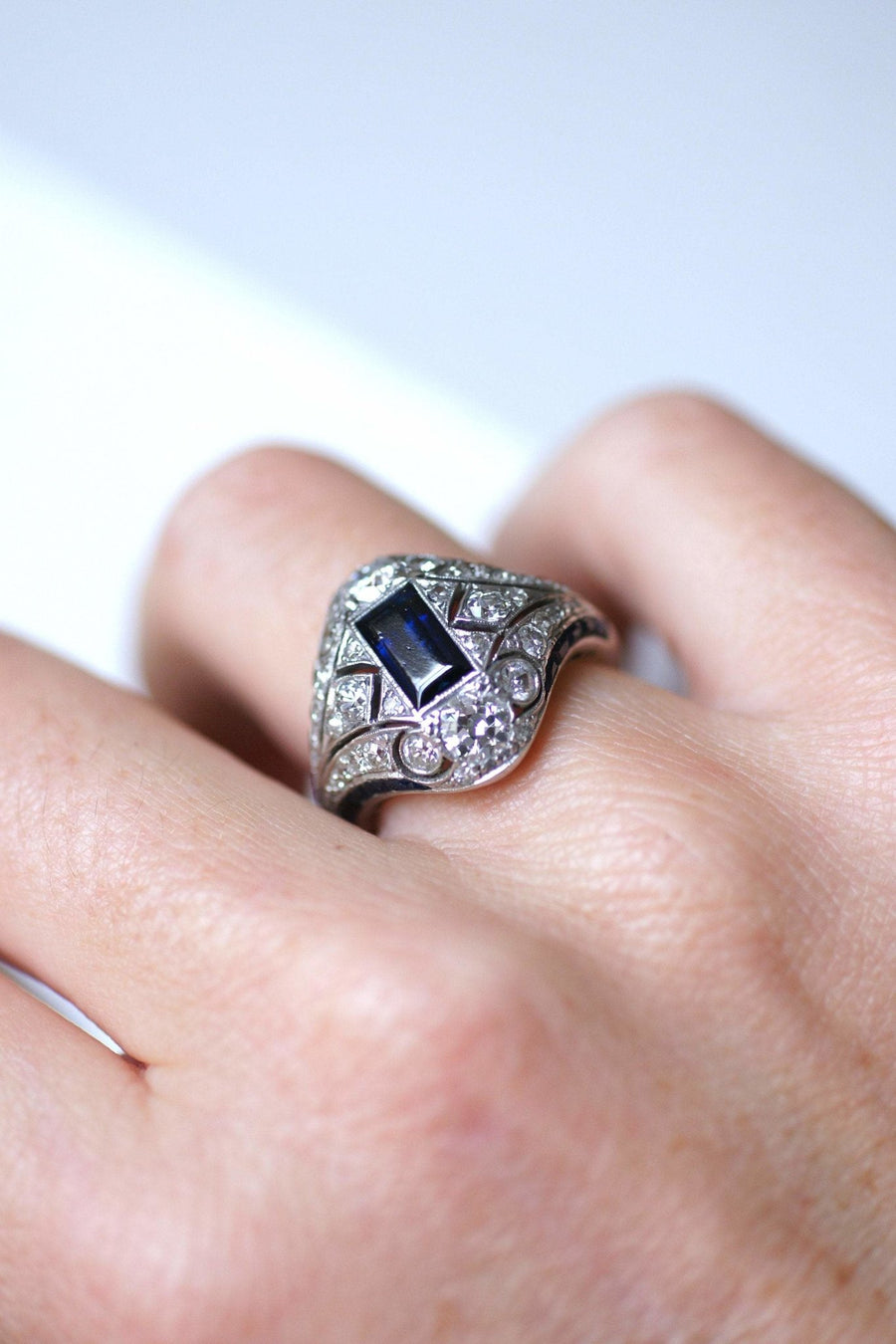 Art Deco platinum, sapphires and diamonds dome ring - Galerie Pénélope