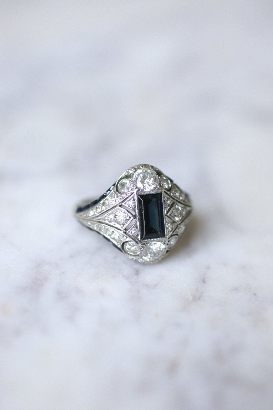 Art Deco platinum, sapphires and diamonds dome ring - Galerie Pénélope