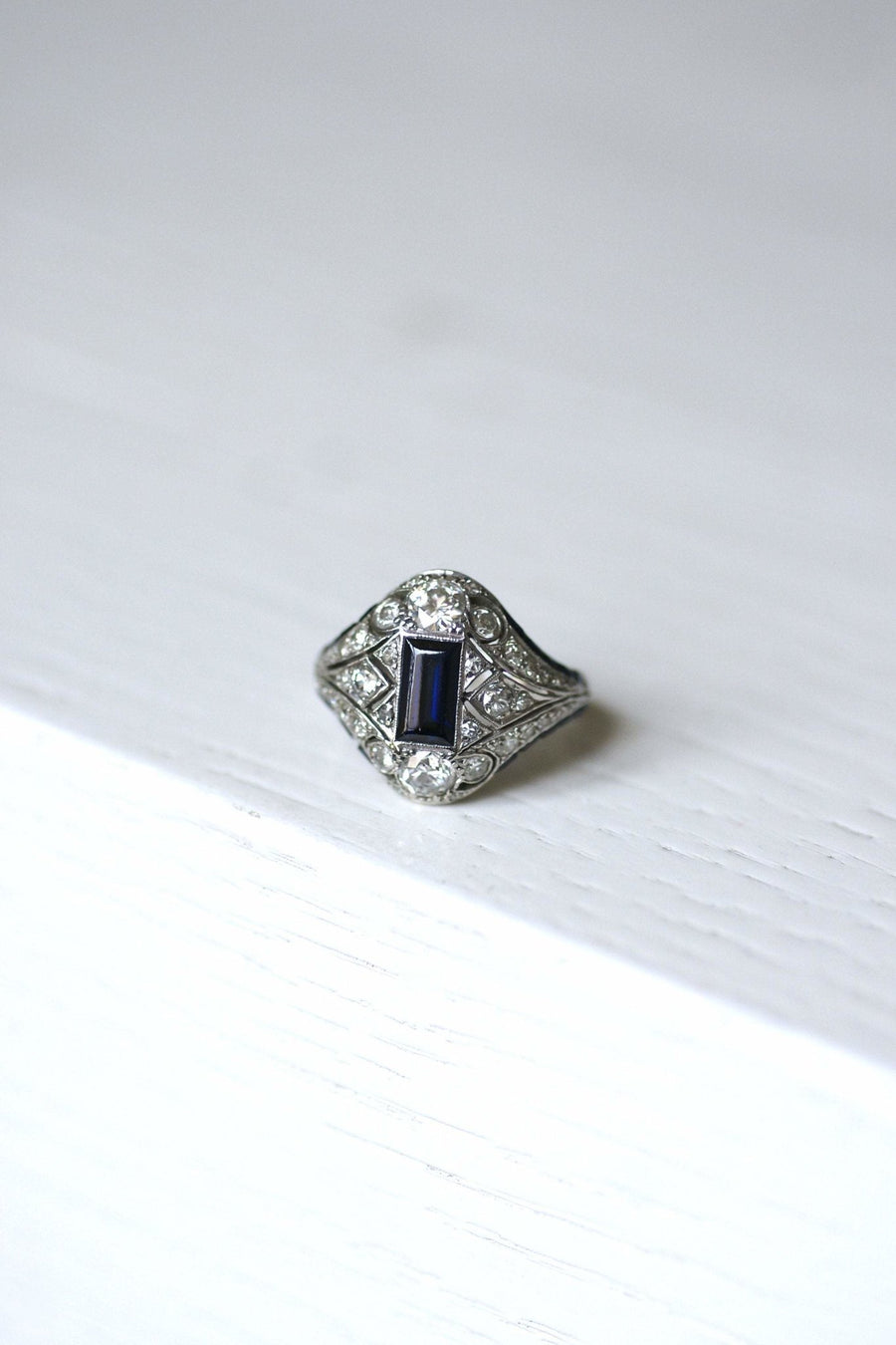 Art Deco platinum, sapphires and diamonds dome ring - Galerie Pénélope