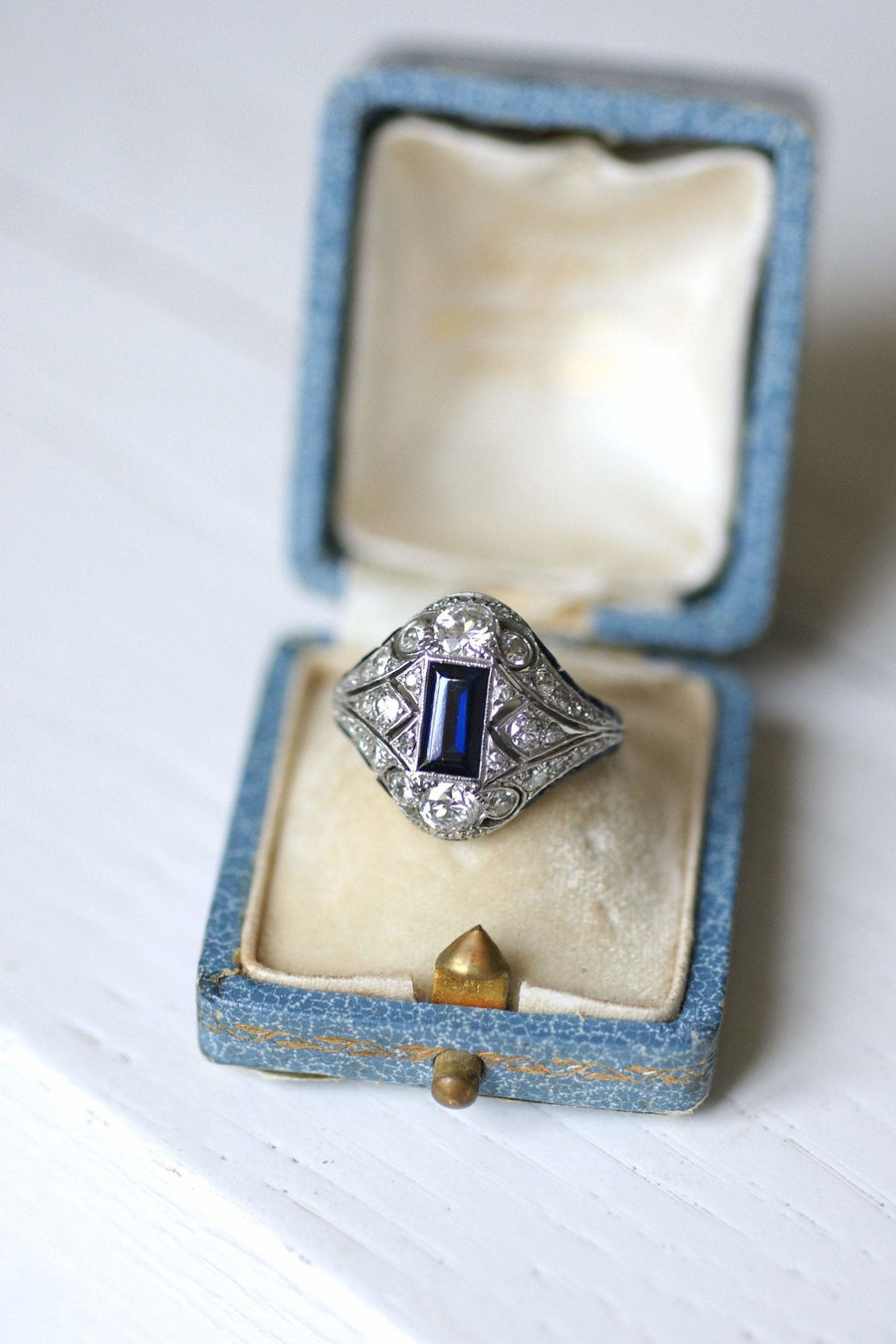 Art Deco platinum, sapphires and diamonds dome ring - Galerie Pénélope